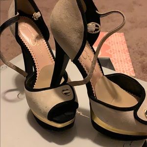 Women’s sued pep toe heels